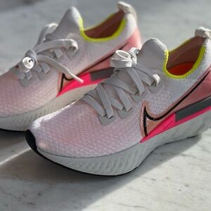 NWoT Women’s infinity react Nike Running Shoes